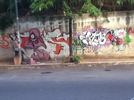 COIS. Un altro writer-vandalo malvagio che se avessimo degli inquirenti degni di questo nome sarebbe acciuffato e sbattuto a farsi un anno e mezzo di galera in meno di mezz'ora. E invece...