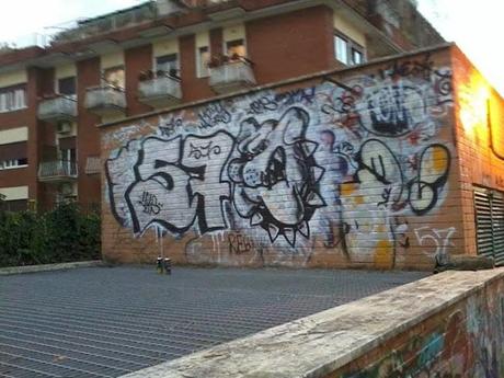 COIS. Un altro writer-vandalo malvagio che se avessimo degli inquirenti degni di questo nome sarebbe acciuffato e sbattuto a farsi un anno e mezzo di galera in meno di mezz'ora. E invece...