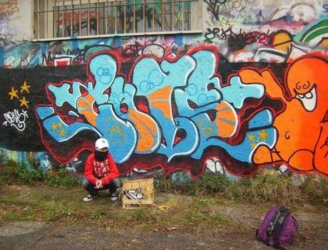 COIS. Un altro writer-vandalo malvagio che se avessimo degli inquirenti degni di questo nome sarebbe acciuffato e sbattuto a farsi un anno e mezzo di galera in meno di mezz'ora. E invece...