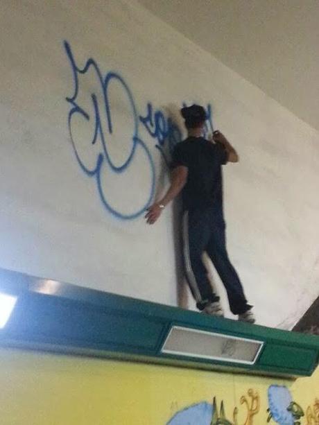 COIS. Un altro writer-vandalo malvagio che se avessimo degli inquirenti degni di questo nome sarebbe acciuffato e sbattuto a farsi un anno e mezzo di galera in meno di mezz'ora. E invece...