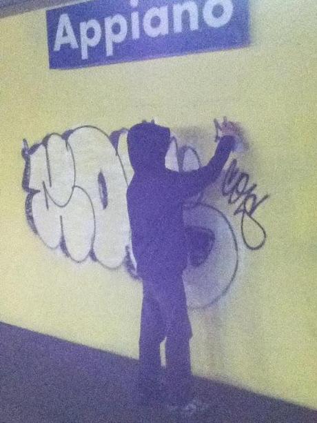 COIS. Un altro writer-vandalo malvagio che se avessimo degli inquirenti degni di questo nome sarebbe acciuffato e sbattuto a farsi un anno e mezzo di galera in meno di mezz'ora. E invece...