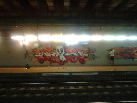 COIS. Un altro writer-vandalo malvagio che se avessimo degli inquirenti degni di questo nome sarebbe acciuffato e sbattuto a farsi un anno e mezzo di galera in meno di mezz'ora. E invece...