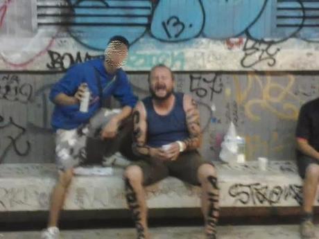 COIS. Un altro writer-vandalo malvagio che se avessimo degli inquirenti degni di questo nome sarebbe acciuffato e sbattuto a farsi un anno e mezzo di galera in meno di mezz'ora. E invece...