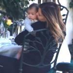 Kim Kardashian bacia sulle guance la figlia North West02