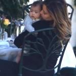 Kim Kardashian bacia sulle guance la figlia North West01