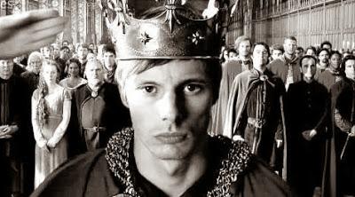 Bradley James si distingue nelle lingue