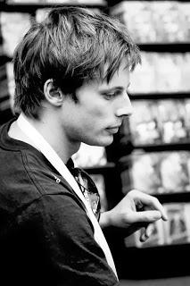 Bradley James si distingue nelle lingue