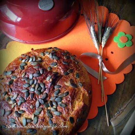 Pane alla zucca rustico al profumo d'arancio con semi di zucca per Le Pain di Emile Henry