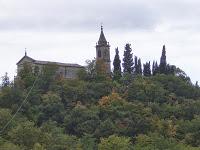 Vista da Bisano di un monastero sulle colline circostanti