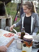 Molly che prepara la pizza da infornare