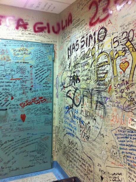 Al San Camillo la Cappella Sistina dei coatti. Spray, pennarelli e penne sul muro pure nel reparto prematuri di neonatologia