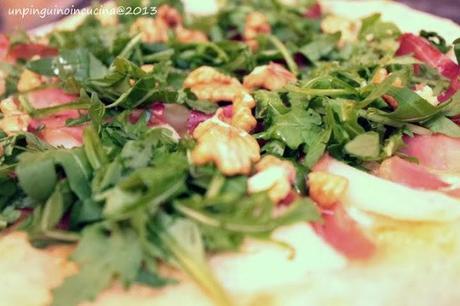 Pizza con speck, pere, rucola e noci