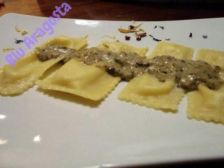 Nastrine ripiene di fonduta al castelmagno con salsa di funghi e tartufi