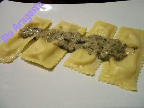 Nastrine ripiene di fonduta al castelmagno con salsa di funghi e tartufi