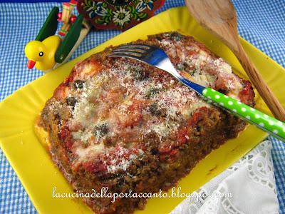 Lasagna di pane nero di segale integrale con mozzarella e pomodorini pachino