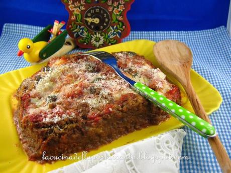 Lasagna di pane nero di segale integrale con mozzarella e pomodorini pachino