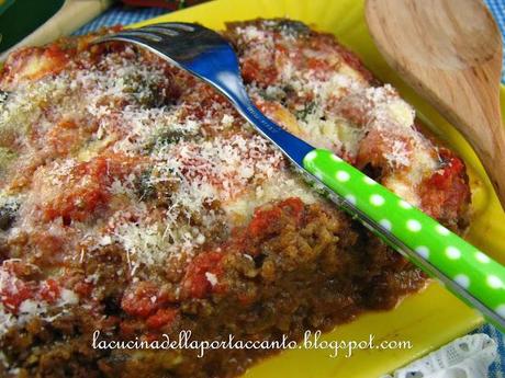 Lasagna di pane nero di segale integrale con mozzarella e pomodorini pachino