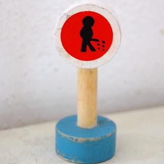 Vietato fare pipì in piedi.