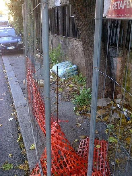 Il vecchio ristorante abbandonato occupato dai senzatetto. A 50 metri dal Cupolone di San Pietro