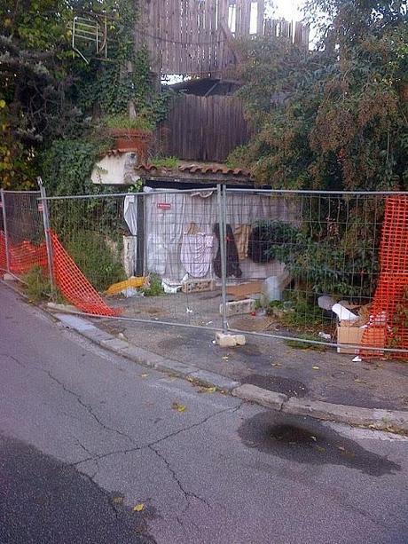 Il vecchio ristorante abbandonato occupato dai senzatetto. A 50 metri dal Cupolone di San Pietro