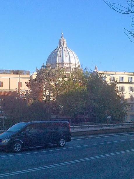 Il vecchio ristorante abbandonato occupato dai senzatetto. A 50 metri dal Cupolone di San Pietro