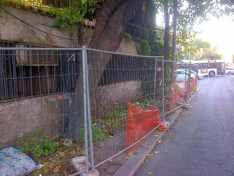 Il vecchio ristorante abbandonato occupato dai senzatetto. A 50 metri dal Cupolone di San Pietro