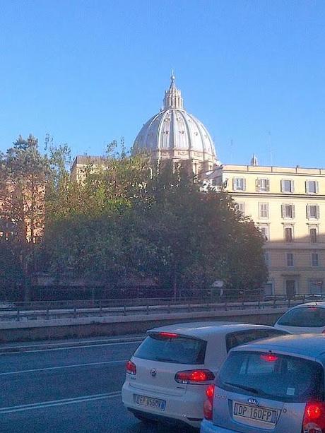 Il vecchio ristorante abbandonato occupato dai senzatetto. A 50 metri dal Cupolone di San Pietro