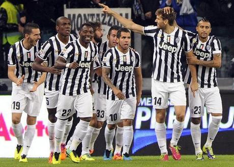 Juventus' Fernando Llorente celebrates after scoring against Napoli during their Italian Serie A soccer match at the Juventus stadium in Turin