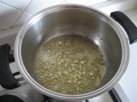 In una pentola far imbiondire l'aglio e la cipolla tagliata a pezzettini.