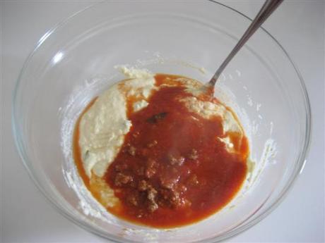Quando la salsa sarà pronta aggiungere 2 mestoli al composto di ricotta e mescolare.