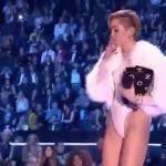 Miley Cyrus si accende una ‘canna’ sul palco degli MTV Awards (Video)