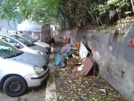 MARCIAPIEDE IMPRATICABILE A CAUSA DEI MONTAROZZI DI MONNEZZA! L'AMA DORME SONNI FELICI, IL MUNICIPIO SE NE FREGA, E I BAMBINI SONO COSTRETTI A CAMMINARE SUI RIFIUTI (O DIRETTAMENTE PER STRADA)