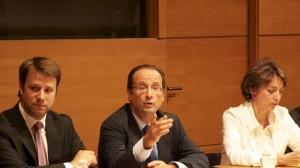 Hollande contestato agli Champs Elysees Il presidente francese François Hollande è stato contestato al suo arrivo agli Champs Elysees, per la cerimonia di commemorazione dell'armistizio del 1918.