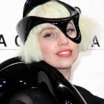 Lady Gaga arriva alla presentazione nuovo disco con l'abito volante01