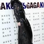 Lady Gaga arriva alla presentazione nuovo disco con l'abito volante03