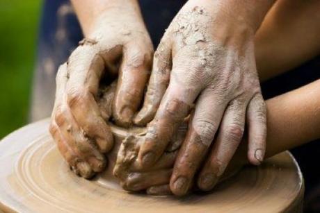 2702589-una-guida-vasai-mani-mani-di-un-bambino-che-lo-aiutino-a-lavorare-con-la-ceramica-ruota