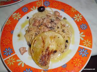 Spaghetti con Polpo, Olive Nere e Pomodori Verdi Gratinati