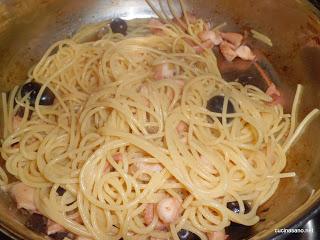 Spaghetti con Polpo, Olive Nere e Pomodori Verdi Gratinati