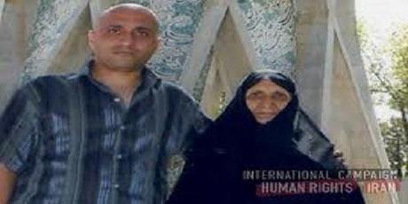 Sattar Beheshti con la madre