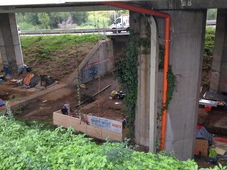 Il piccolo villaggio abusivo sotto i piloni dell'autostrada altezza Viadotto Serenissima. Per la serie Roma come Manila