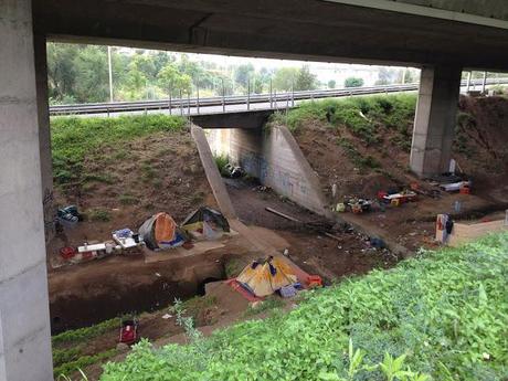 Il piccolo villaggio abusivo sotto i piloni dell'autostrada altezza Viadotto Serenissima. Per la serie Roma come Manila