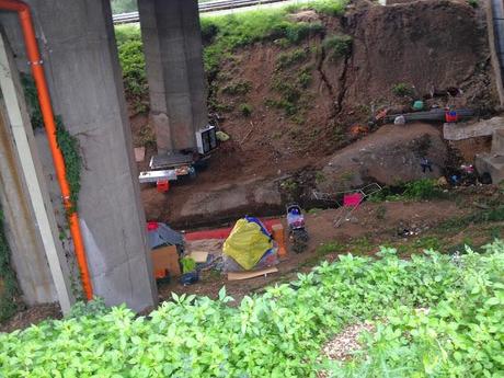 Il piccolo villaggio abusivo sotto i piloni dell'autostrada altezza Viadotto Serenissima. Per la serie Roma come Manila