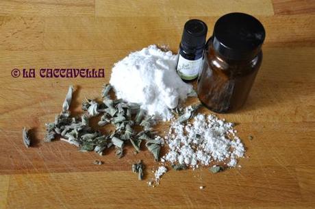 dentifricio naturale, natural toothpaste, clay, argilla, bicarbonato, salvia, sage, tea trre oil, homemade cosmetics