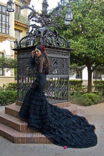 La bellezza del vestito da flamenca tradizionale: pois, volants, sensualità e Siviglia