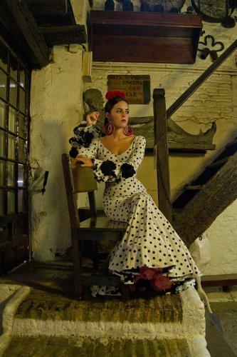 La bellezza del vestito da flamenca tradizionale: pois, volants, sensualità e Siviglia