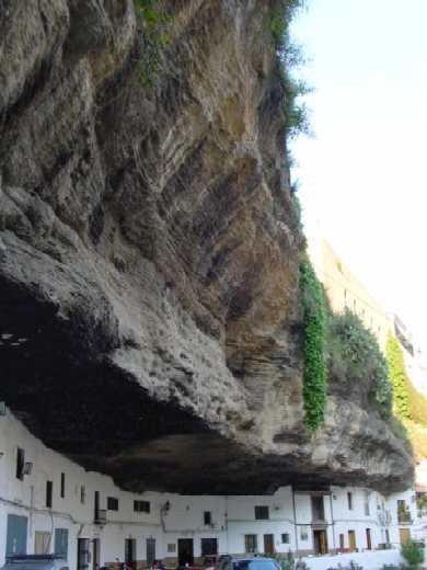 Nel villaggio bianco di Setenil de las Bodegas, dove la roccia incombe sulle case