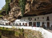 villaggio bianco Setenil Bodegas, dove roccia incombe sulle case