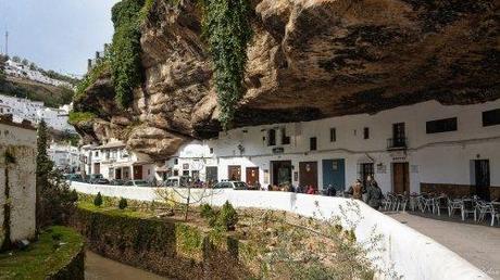 Nel villaggio bianco di Setenil de las Bodegas, dove la roccia incombe sulle case