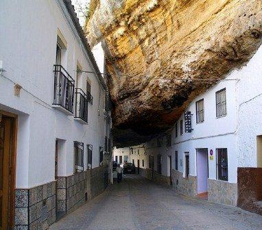 Nel villaggio bianco di Setenil de las Bodegas, dove la roccia incombe sulle case