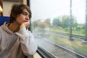 guardare fuori dal treno